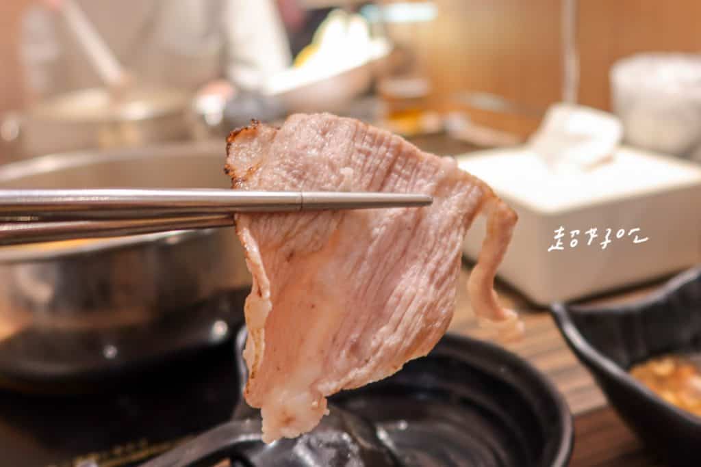 肉老大 福爾摩沙炙燒松阪豬套餐 豬肉涮好的樣子