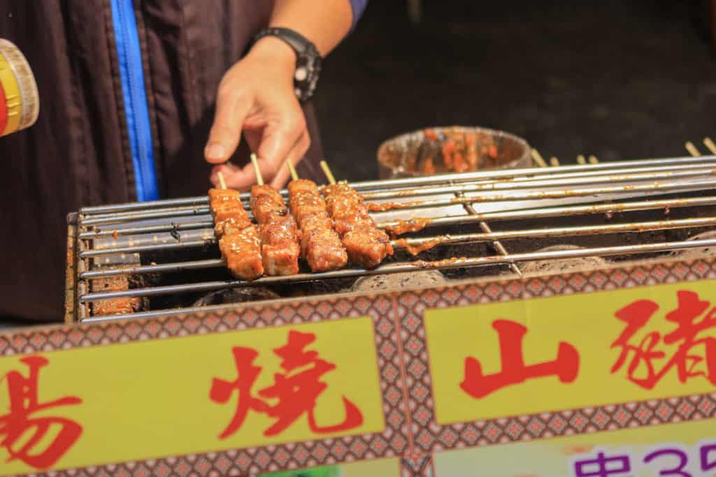 桂花香串烤山豬肉的攤位 正在烤的樣子