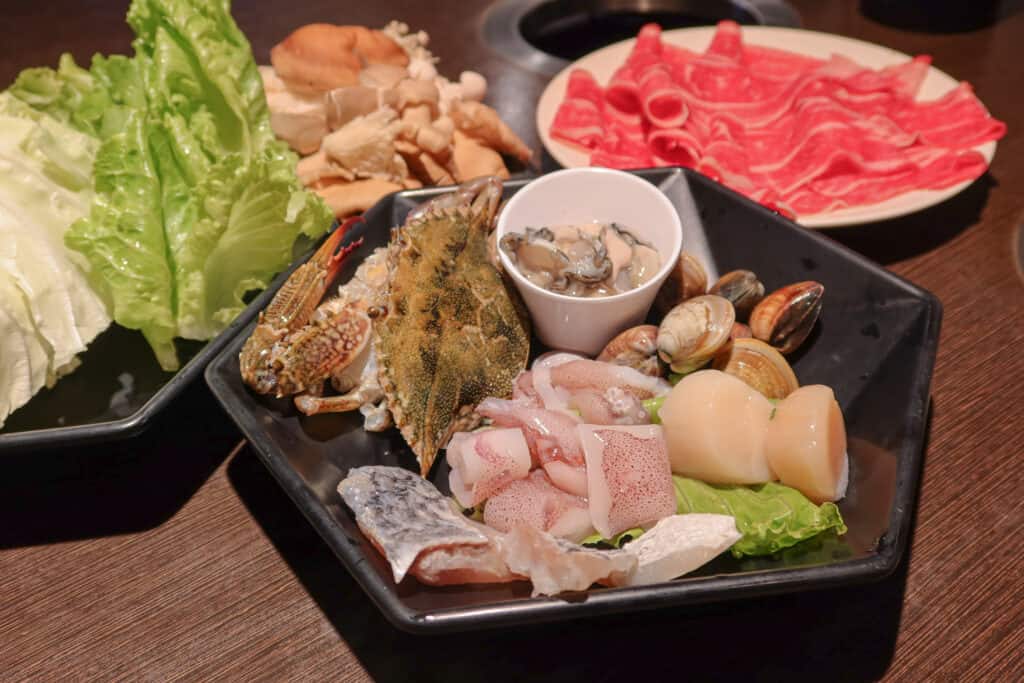 紅蟹將軍 東區美食 國父紀念館站 火鍋 菜盤、海鮮、肉品