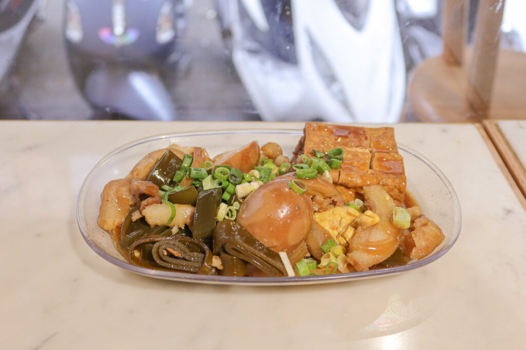 鮮煮麵舖 東區美食 忠孝敦化美食 滷味小菜（油豆腐、海帶、滷蛋、豬頭皮）