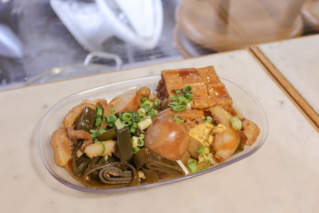 鮮煮麵舖 東區美食 忠孝敦化美食 滷味小菜（油豆腐、海帶、滷蛋、豬頭皮）