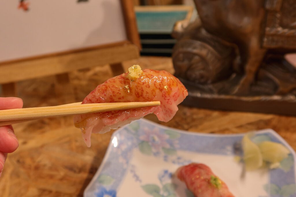 牛次郎 夾起能登牛壽司