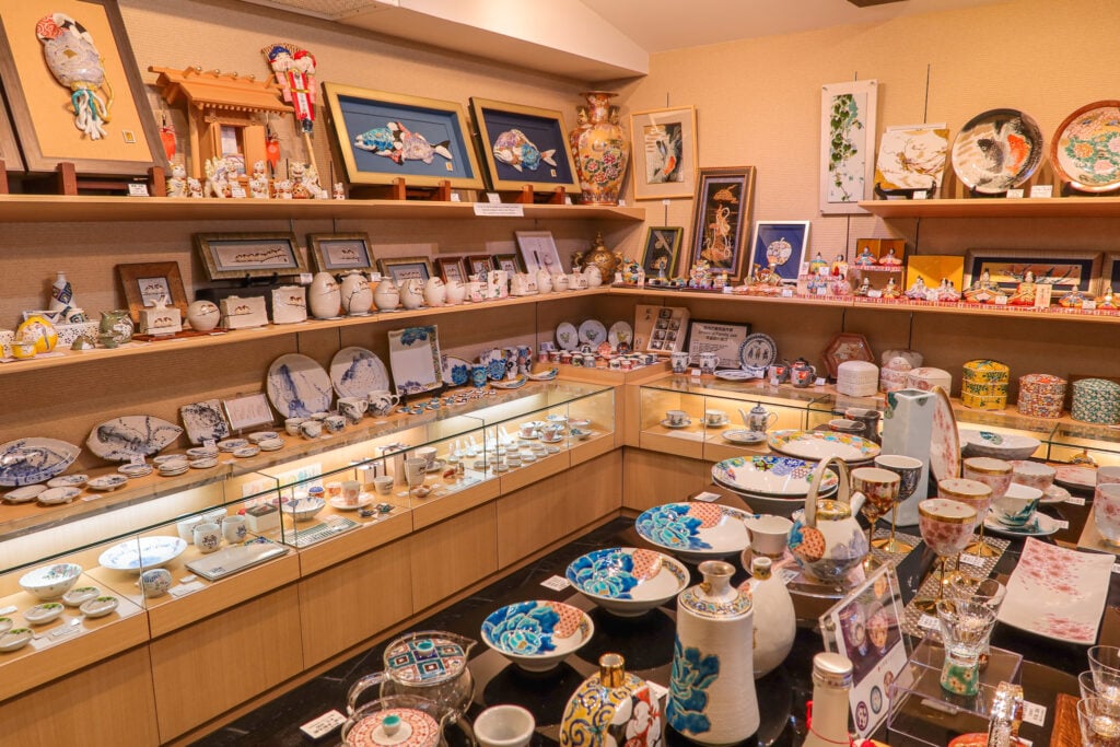 金沢名産九谷焼専門店 九谷巴 店內擺設