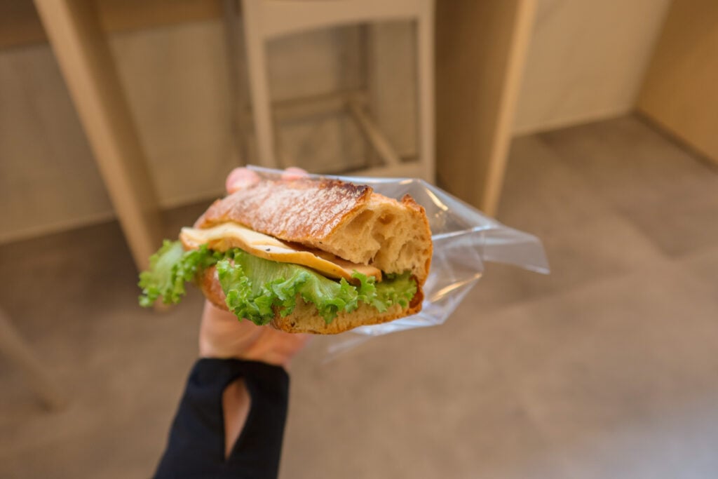 Comme Chinois 雞肉法棍三明治側面
