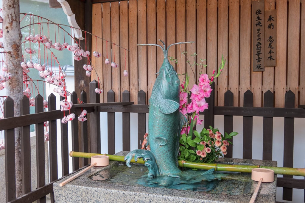 北野天滿神社 戀愛鯉魚手水舍近照
