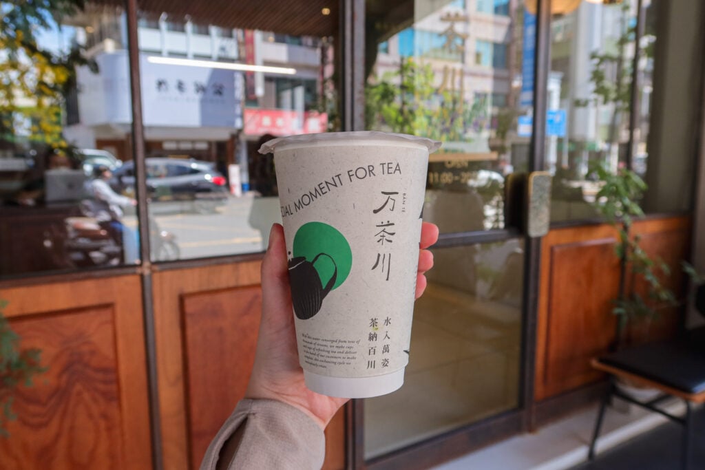 万茶川日本茶專賣店 玄米抹茶拿鐵 杯身