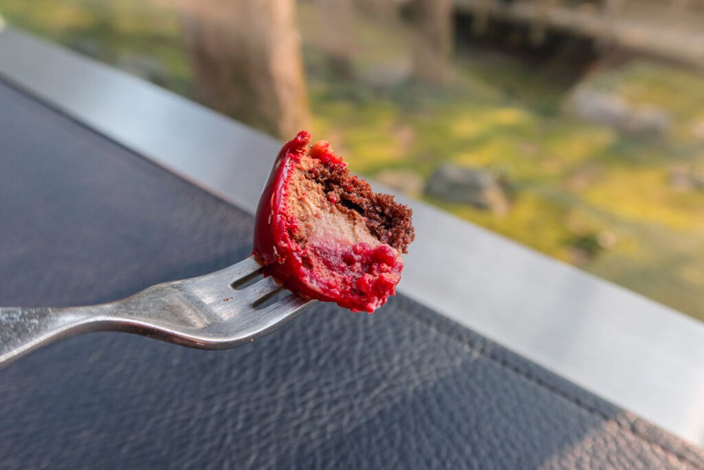 Le Musee de H 金澤店 Vermillon（ヴェルミオン） 吃一口的樣子