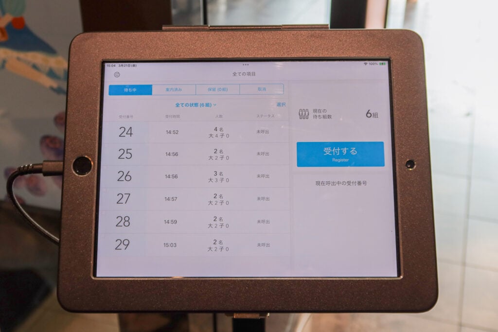 Le Musee de H 金澤店 內用先至叫號機平板抽取號碼牌