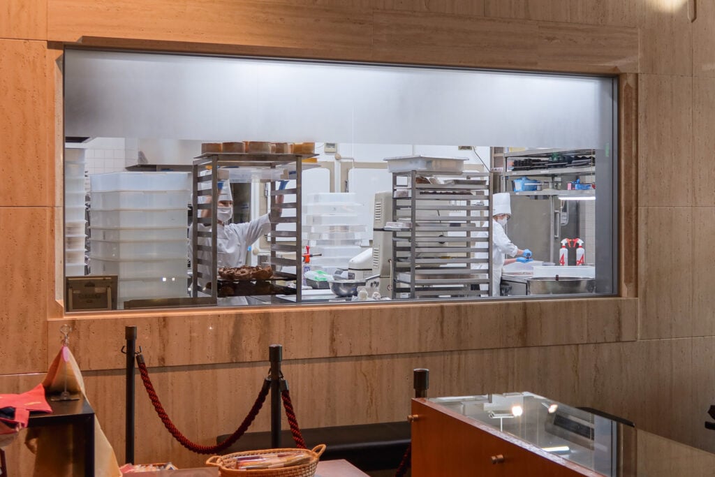 Le Musee de H 金澤店 店門口旁有開放式廚房