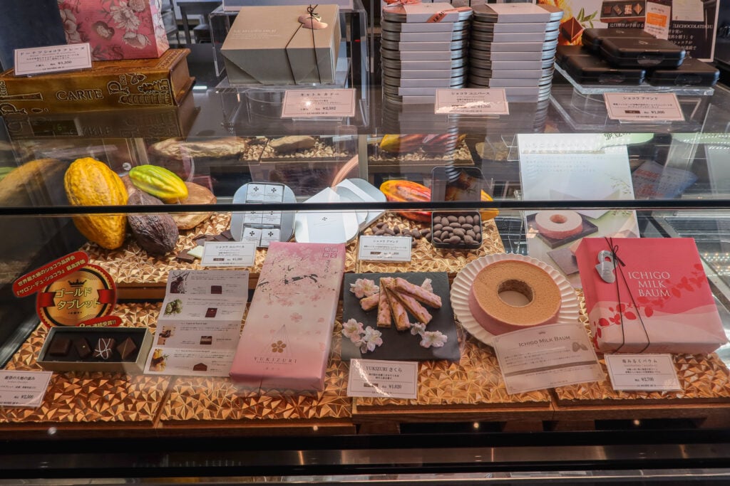 Le Musee de H 金澤店 櫃檯的伴手禮展示櫥窗