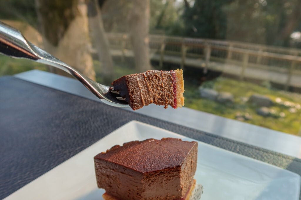 Le Musee de H 金澤店 經典黑巧克力蛋糕（クラシック ノワール） 挖一口的樣子