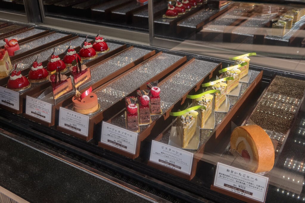 Le Musee de H 金澤店 蛋糕櫥窗櫃檯也有生乳捲