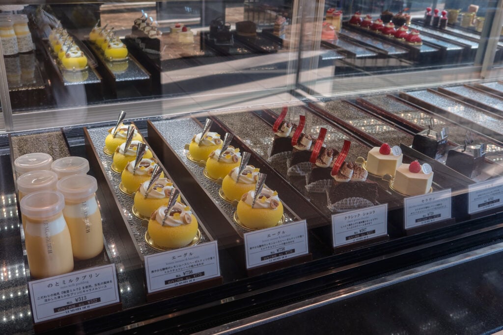 Le Musee de H 金澤店 蛋糕櫥窗櫃檯，有檸檬慕斯、巧克力蛋糕、布丁