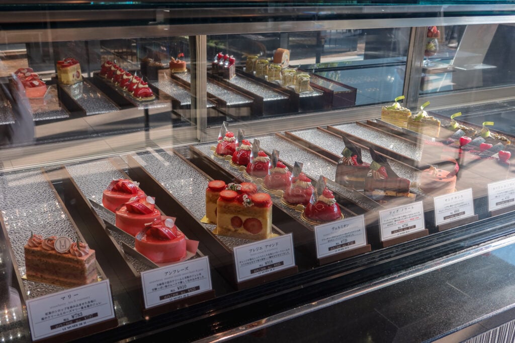 Le Musee de H 金澤店 蛋糕櫥窗櫃檯，草莓系列品項非常多