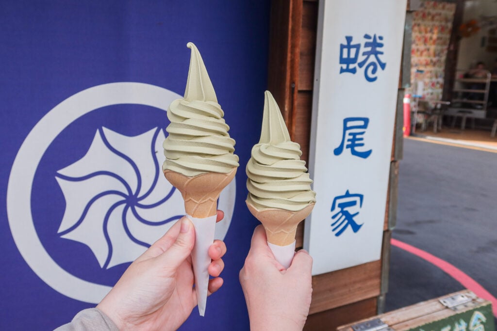 蜷尾家 甘味処 2支琥珀烏龍霜淇淋合照