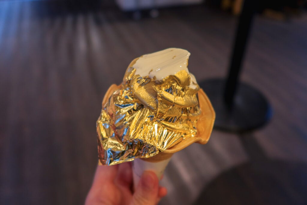 金澤箔一東山店 咬一口後的金箔霜淇淋