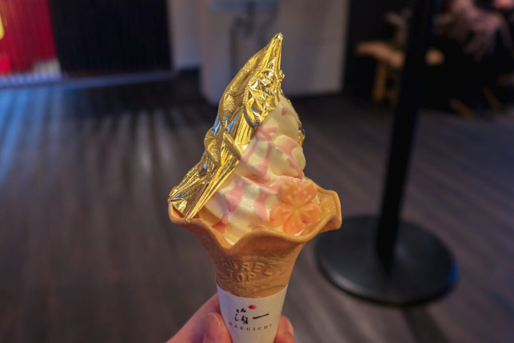 金澤箔一東山店 春季限定櫻花金箔霜淇淋