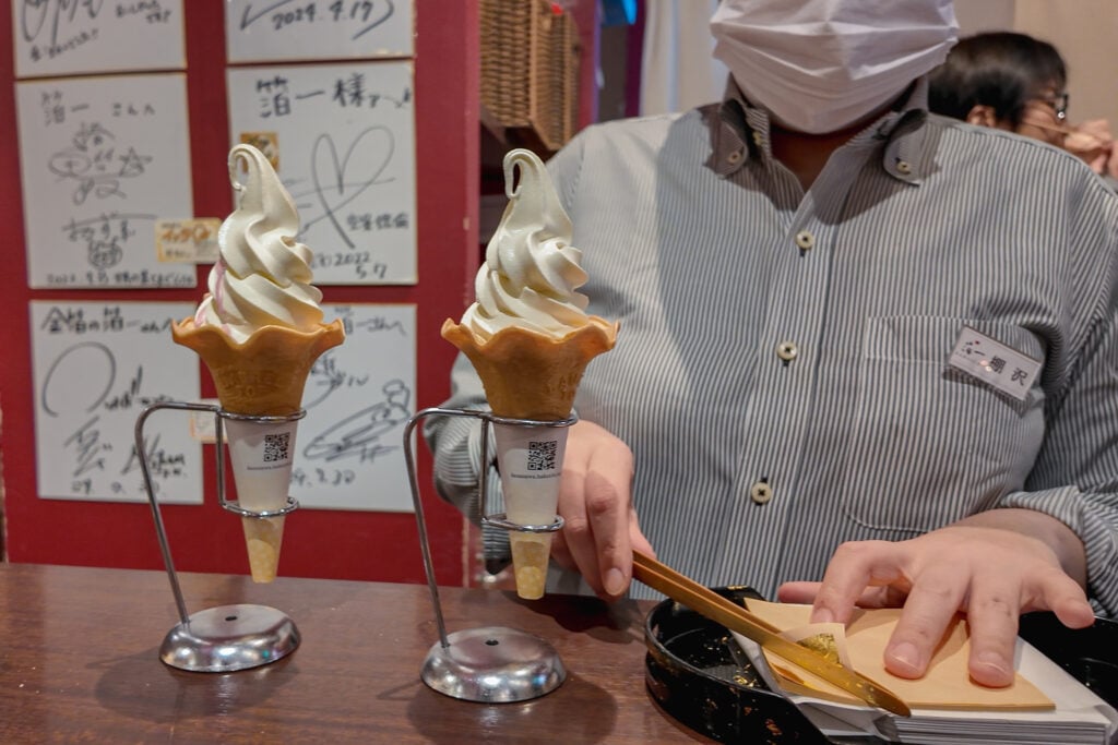 金澤箔一東山店 貼金箔第一步 拿取金箔