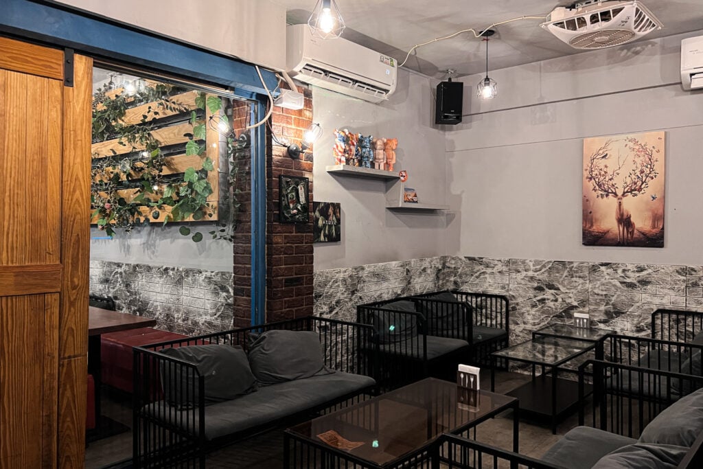 AWT Bistro下班後餐酒館 內用桌椅空間，坐起來舒適度較差