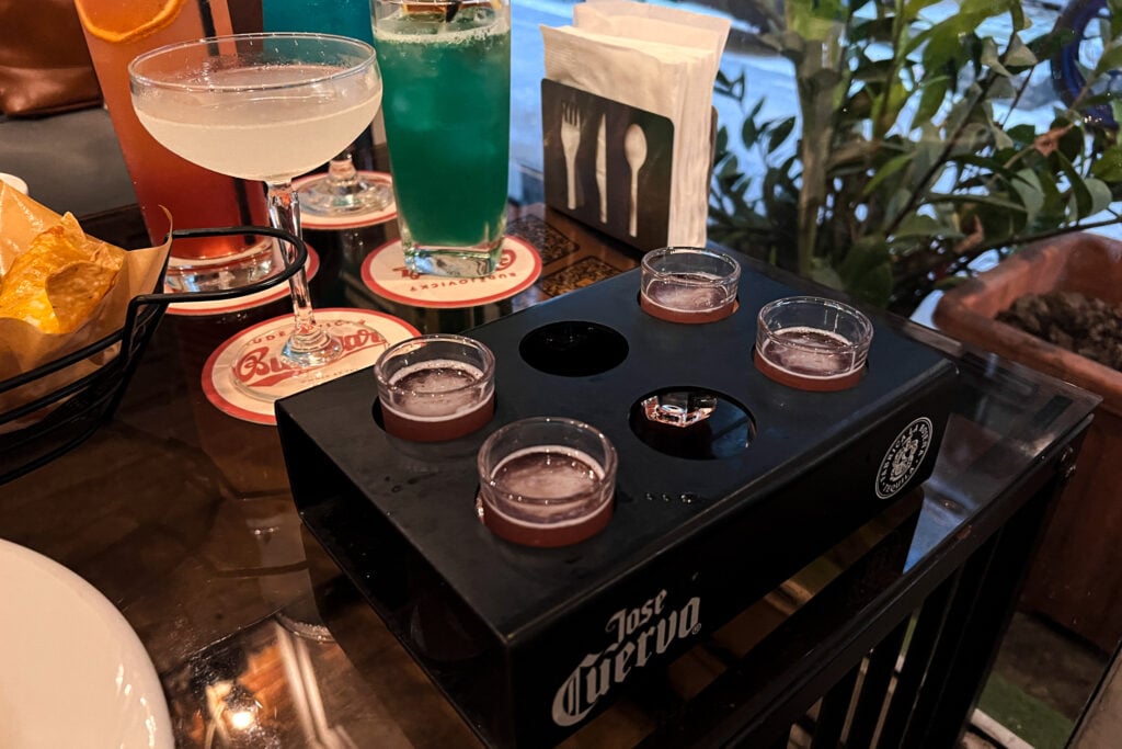 AWT Bistro下班後餐酒館 店家送的shot