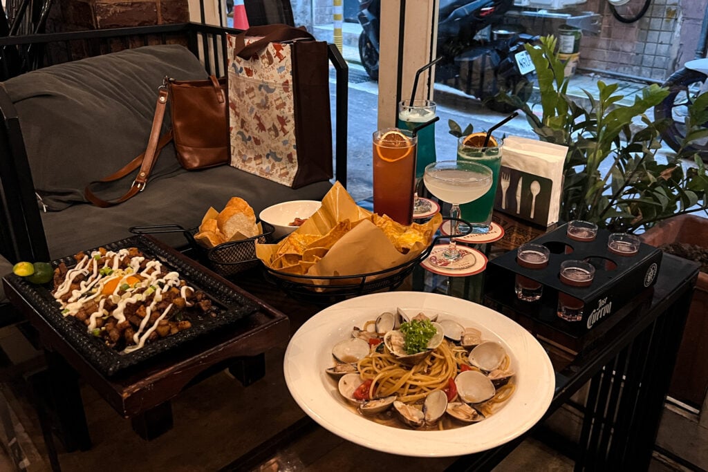 AWT Bistro下班後餐酒館 所有餐點一起拍照