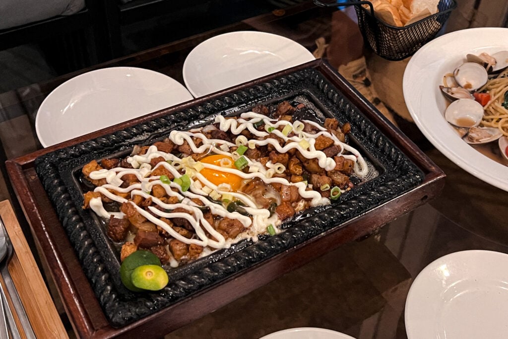 AWT Bistro下班後餐酒館 菲律賓西西格五花肉豆腐（還未拌）