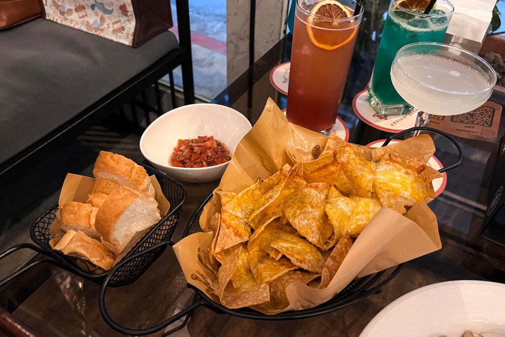 AWT Bistro下班後餐酒館 起司玉米脆片以及加購的麵包