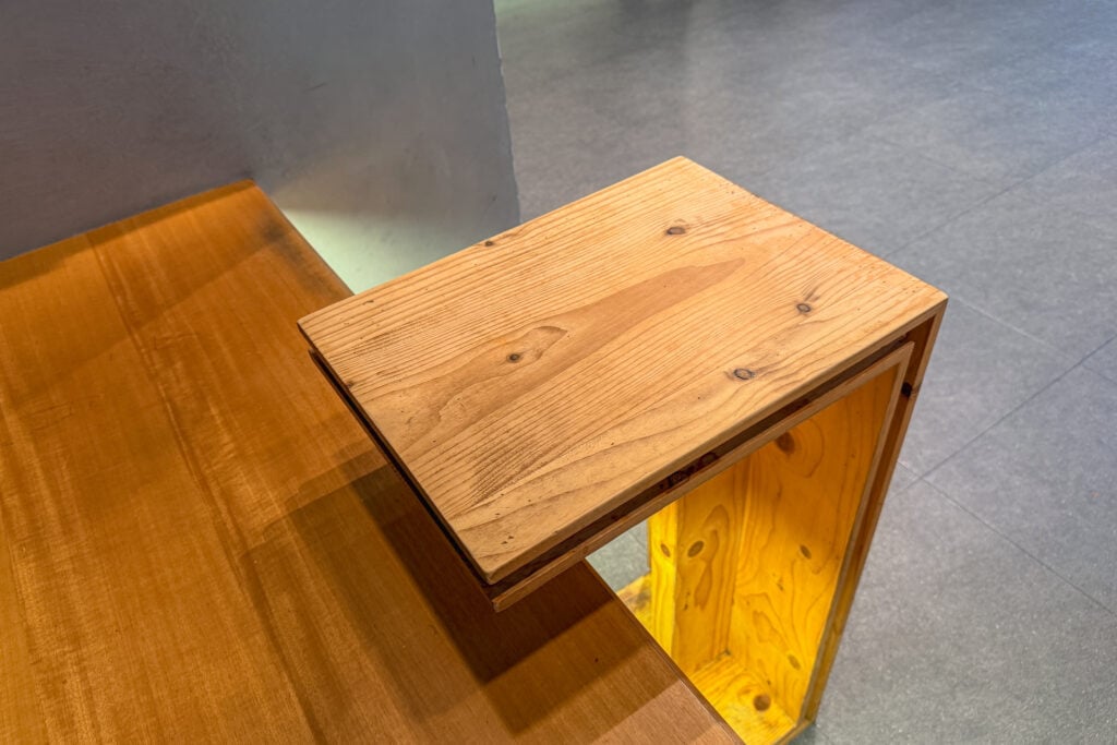 BOBBY FRIENDS. CAFE 巴比咖啡 內用桌子略小，不過吃輕食喝咖啡已足夠