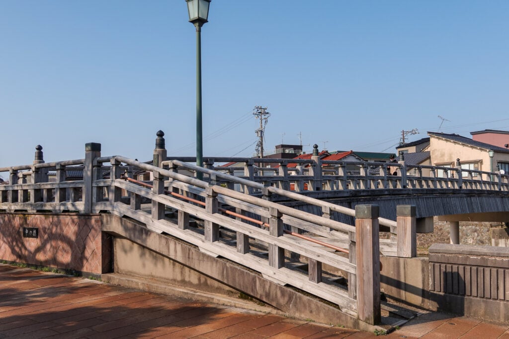 主計町茶屋街 中之橋外觀，日本電視劇的取景地