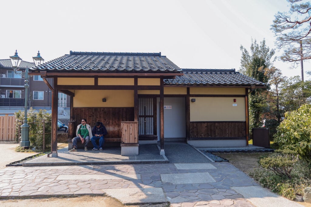 主計町茶屋街 主計町綠水苑有公廁及休息長椅