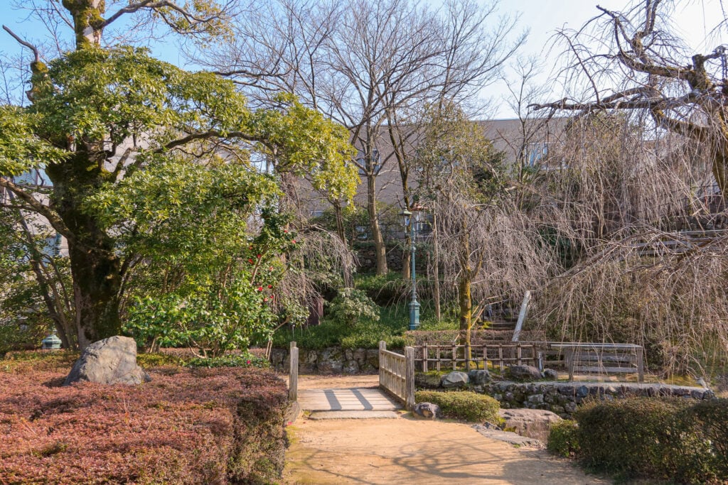 主計町茶屋街 主計町綠水苑，被植物環繞的景色