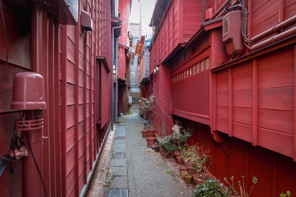 主計町茶屋街 也有全部都是漆成紅色的建築