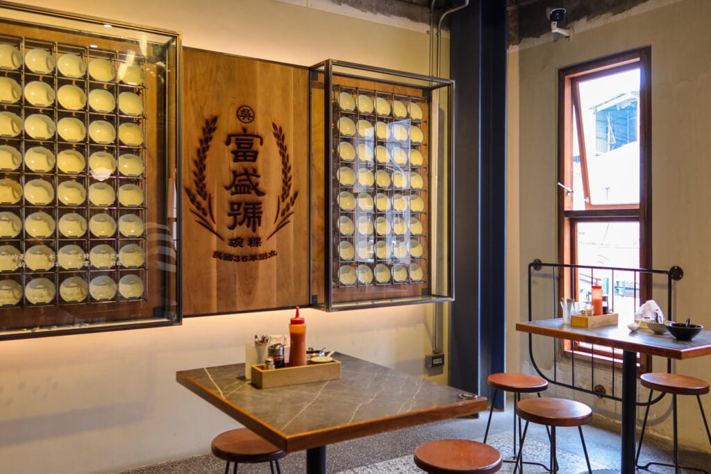 富盛號 二樓內用質感座位，還有冷氣吹