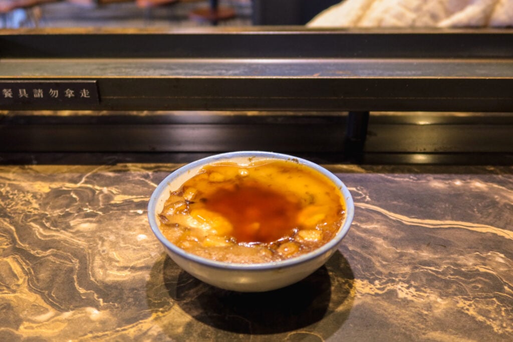 富盛號 店家會事先在碗粿上淋特製醬油膏