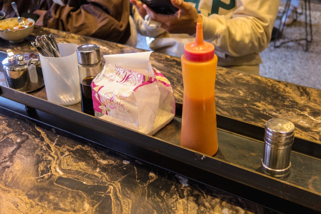 富盛號 座位上的醬料：甜辣醬、烏醋、蒜泥