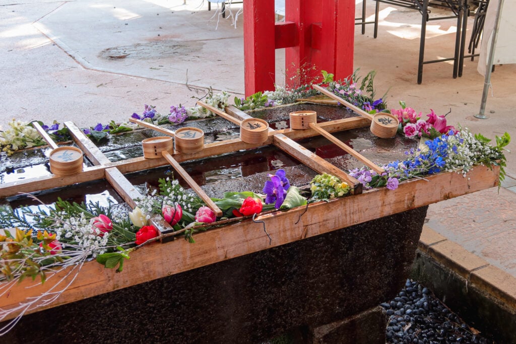 石浦神社 以鮮花佈置的手水舍