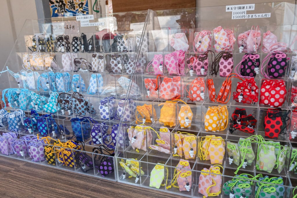 石浦神社 水玉御守一字排開的景象