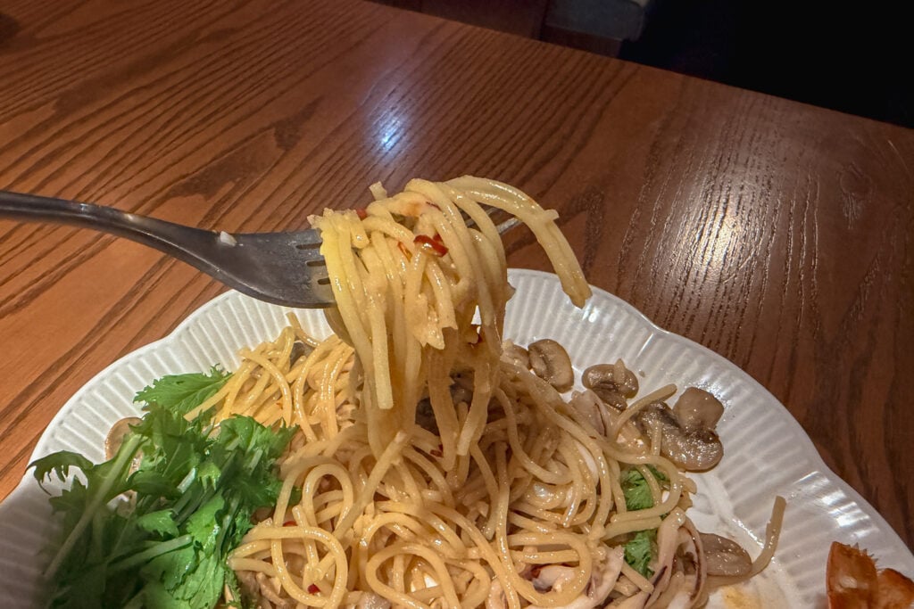 紀紀花 清炒海鮮義大利麵，麵體濕潤不乾