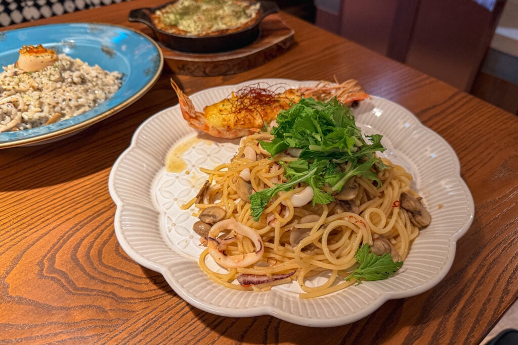 紀紀花 蒜辣明蝦海鮮麵，份量十足吃得飽