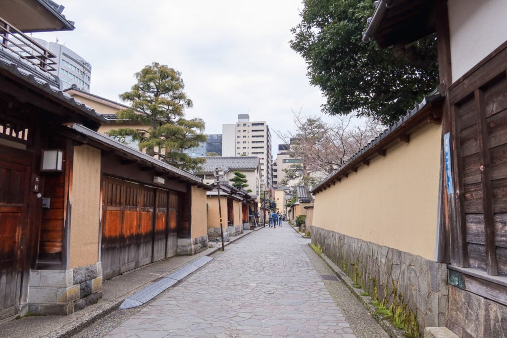 長町武家屋敷跡 土牆、石板小徑