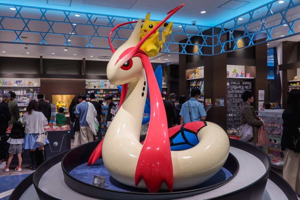 金澤寶可夢中心 門口的美納斯雕像