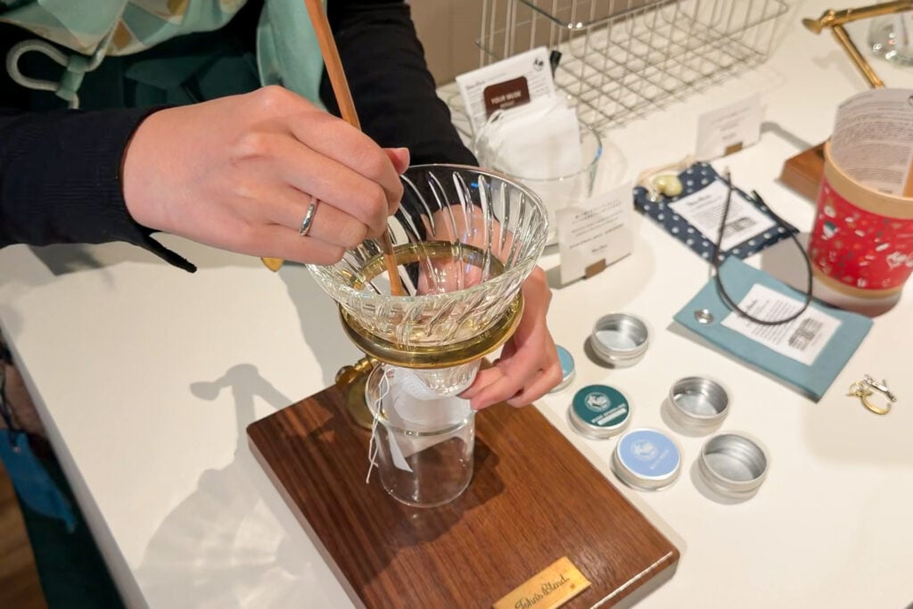 Johns Blend 橫濱紅磚倉庫店 工作人員協助製作香氛