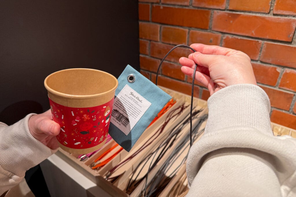 Johns Blend 橫濱紅磚倉庫店 我們挑了藍色的香氛袋＋棕色吊繩