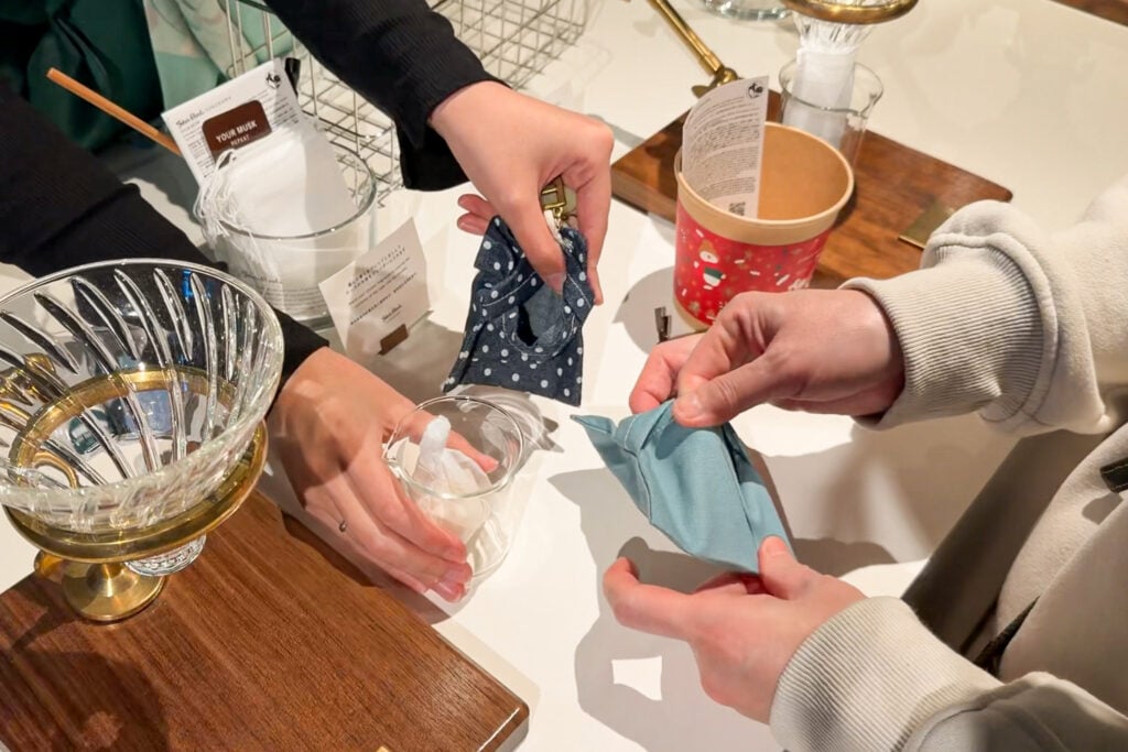 Johns Blend 橫濱紅磚倉庫店 把香氛放進袋中