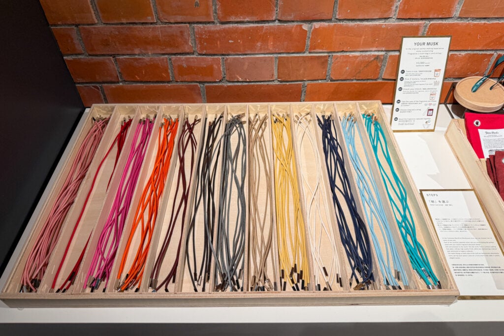 Johns Blend 橫濱紅磚倉庫店 香氛DIY 搭配的吊繩顏色種類