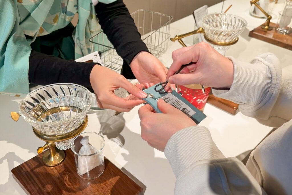 Johns Blend 橫濱紅磚倉庫店 香氛包裝袋綁上吊帶