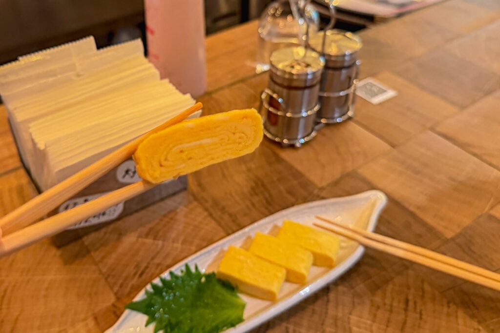 切麥狐狸 烏龍麵專賣店 夾起一塊狐狸玉子燒