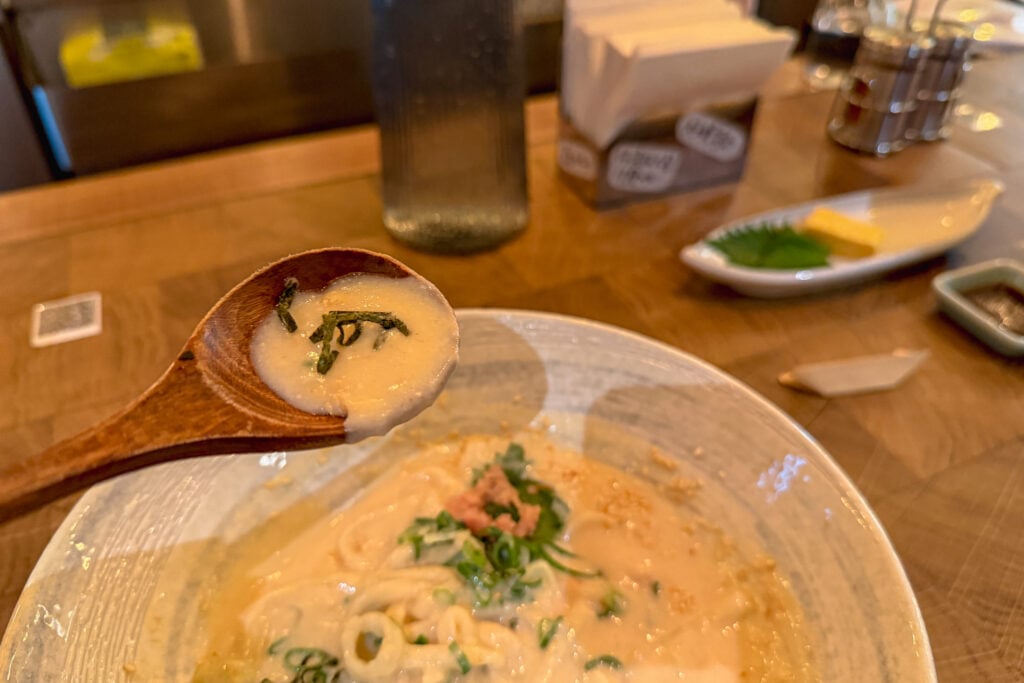 切麥狐狸 烏龍麵專賣店 明太子白醬烏頭麵的湯頭