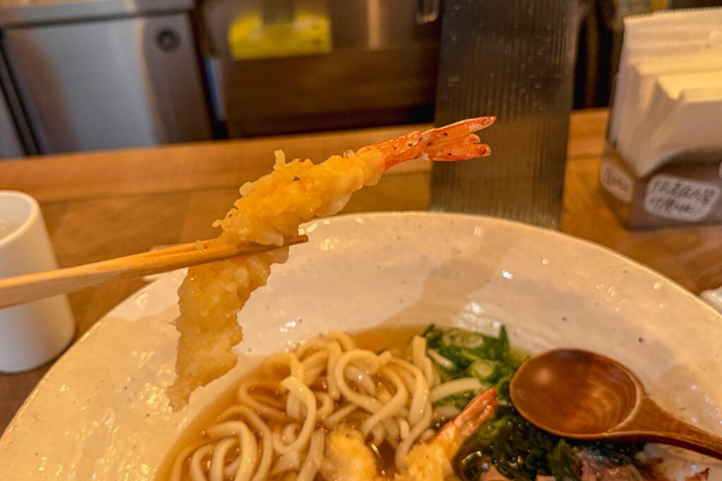 切麥狐狸 烏龍麵專賣店 炸蝦使用鳳尾蝦，較小一條但肉質鮮美