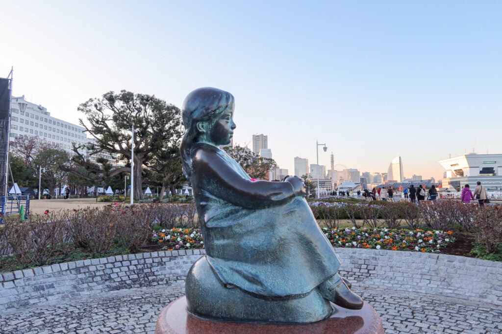 山下公園 紅鞋女孩雕像手捧紅花